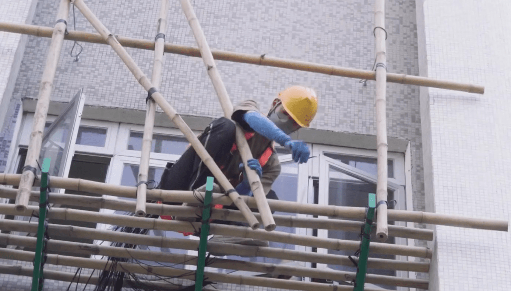 麦先生表示，若将吊棚改为金属棚架，工人面对的风险亦有机会增加。