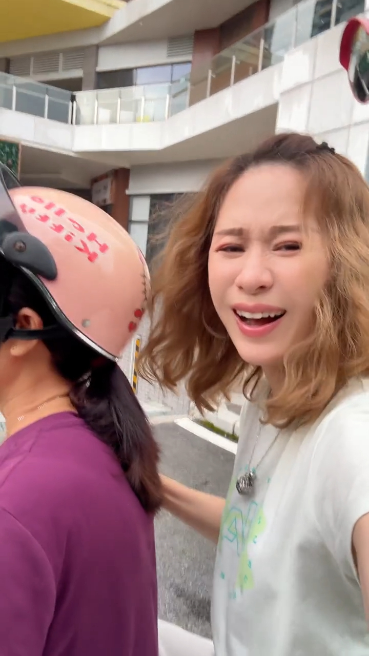 首次坐上電單車後座的鄺文珣表情誇張,既緊張又興奮,更笑言怕被「飛出街」。 首次坐上電單車後座的鄺文珣表情誇張,既緊張又興奮,更笑言怕被「飛出街」。