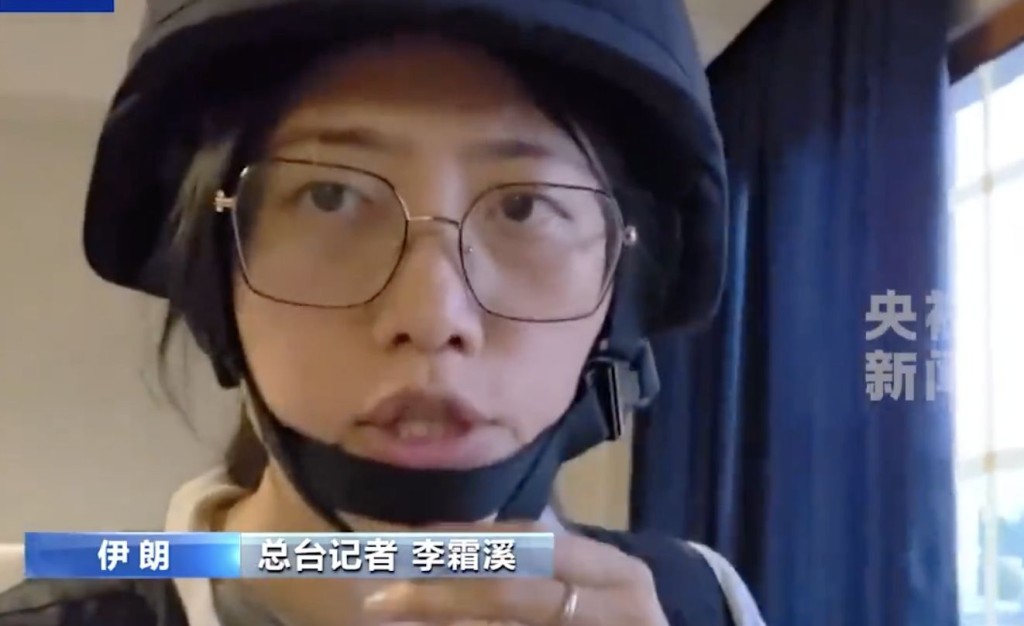 央视记者李霜溪全副武装进行报道。 央视截图