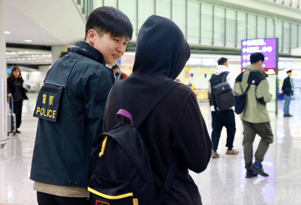 平安返港5港人由保安局人員陪同步出機場。保安局fb 平安返港5港人由保安局人員陪同步出機場。保安局fb