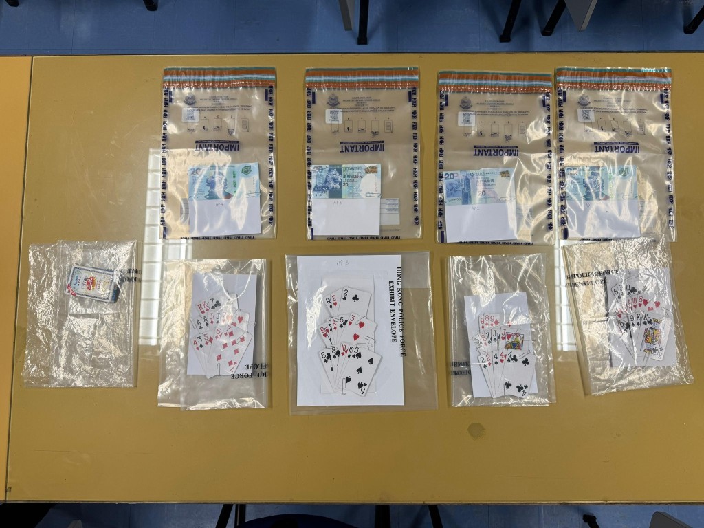 警長康邨打擊非法街頭聚賭,4翁被捕,警檢小量現金。警方圖片 警長康邨打擊非法街頭聚賭,4翁被捕,警檢小量現金。警方圖片