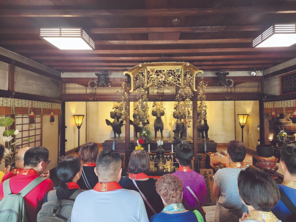 日前李居明大師帶領弟子參拜日本東寺觀智院五大虛空藏菩薩，能增強記憶力。