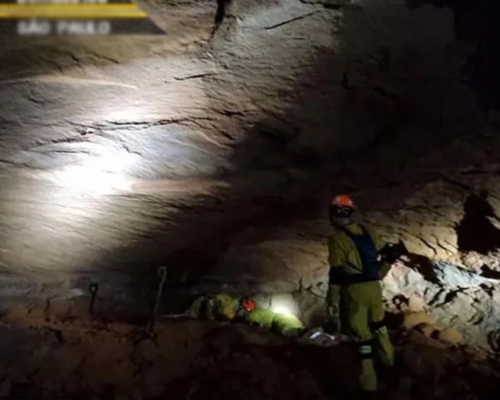 巴西聖保羅的消防員在洞穴受訓期間遇上坍塌，有人被困。（網上圖片）