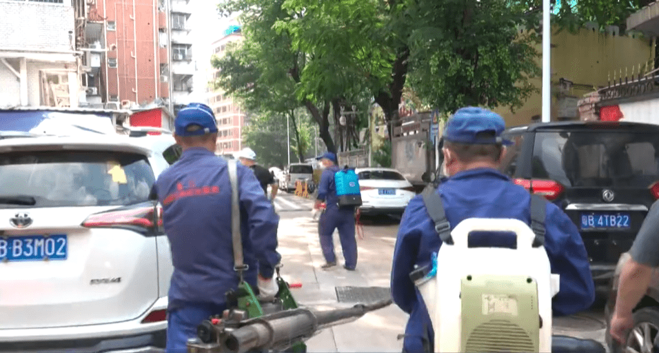 深圳開展滅蚊大行動，加強消殺。 深圳衛視