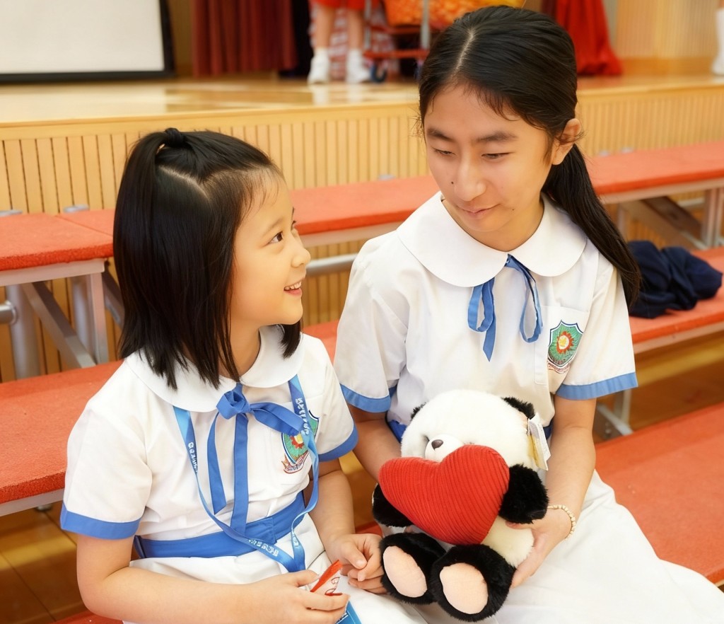 正向成長，往往從一個微笑開始，康瑤常常在學妹前展露笑容，二人很快便打成一片。（圖片來源：受訪學校提供）