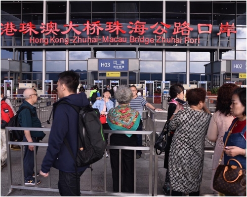 高鐵及港珠澳大橋相繼落成，到港旅遊的旅客不斷上升。