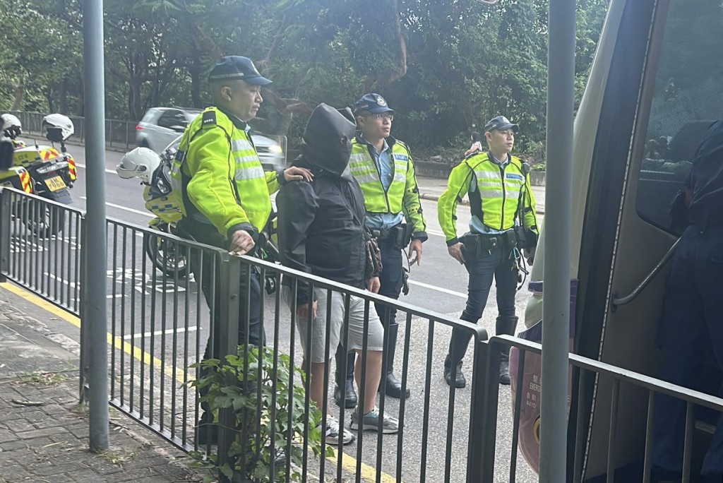 警方拘捕旅游巴司机。