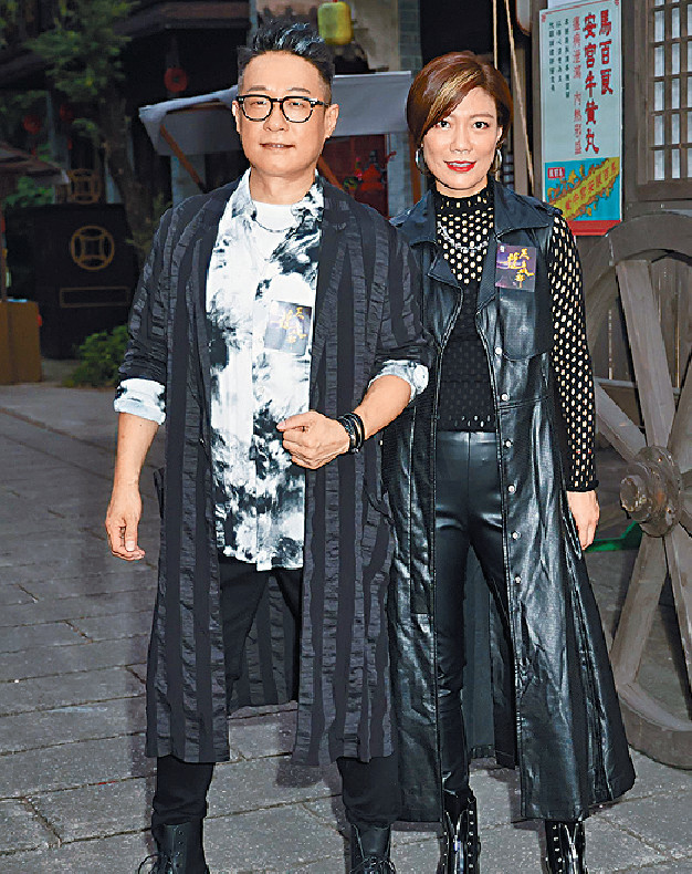 ■丁文俊及龍婷想拍住一齊登台賺錢。
