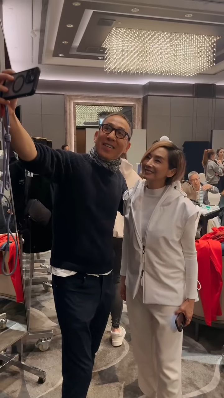 张坚庭（左）与毛舜筠玩Selfie。