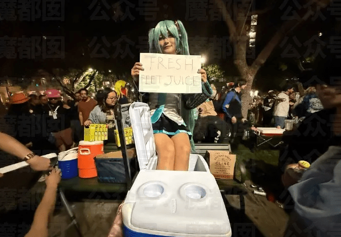穗漫展女Coser售“洗脚水”遭驱逐,主办方禁低俗摊位。 穗漫展女Coser售“洗脚水”遭驱逐,主办方禁低俗摊位。