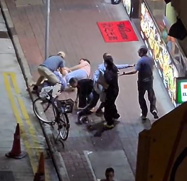 淺衫男與女伴雙雙跌倒地上。fb 車cam L（香港群組）