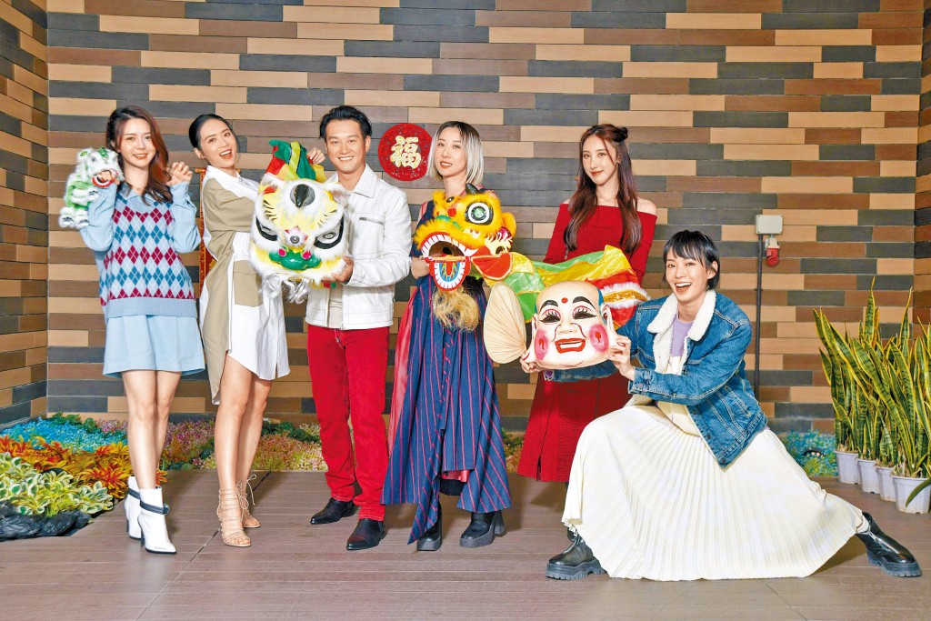 泳儿与吴浩康率领几名师妹许靖韵（右二）、曾乐彤（左一）、李靖筠（右一）、艾妮（左二）趁新年舞狮助兴，望虎年赶走病毒，开心过每一天。