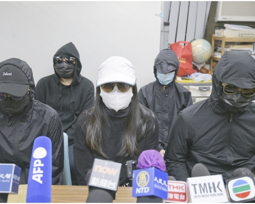 李子賢母親(白帽)本月3日已到深圳接受隔離檢疫。資料圖片