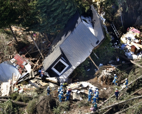 地震造成當地最少8死125傷。AP