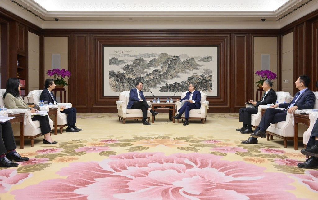 陳國基（左三）今日與北京市人民政府副市長劉宇輝（右三）會面。政府新聞處圖片