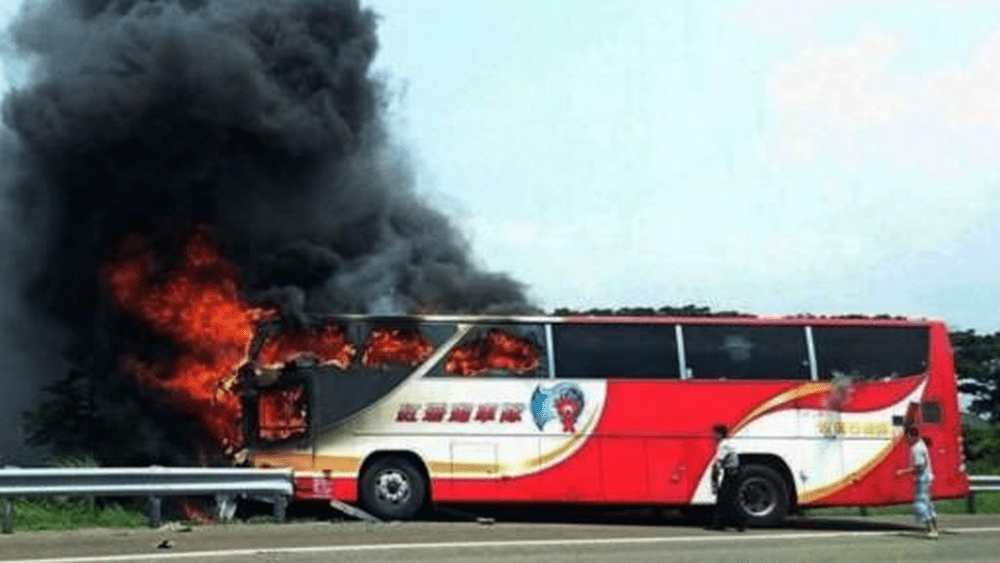 「司機縱火自焚」導致陸客旅遊巴被燒，全車24陸客死亡。