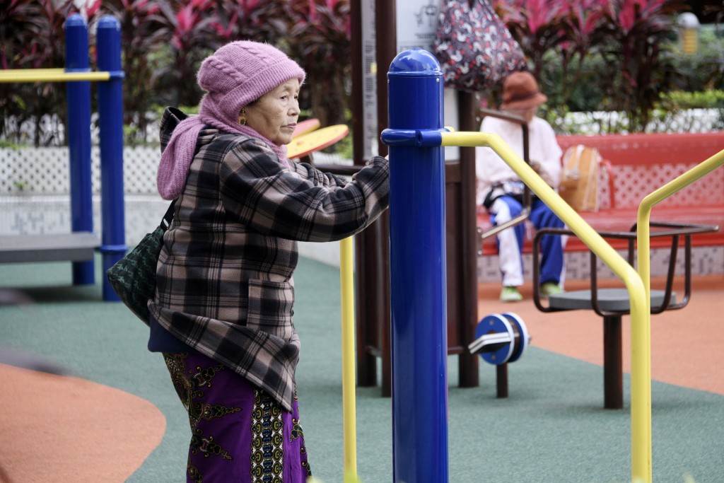 有長者希望政府可增加75歲以上長者長生津的金額。資料圖片 有長者希望政府可增加75歲以上長者長生津的金額。資料圖片