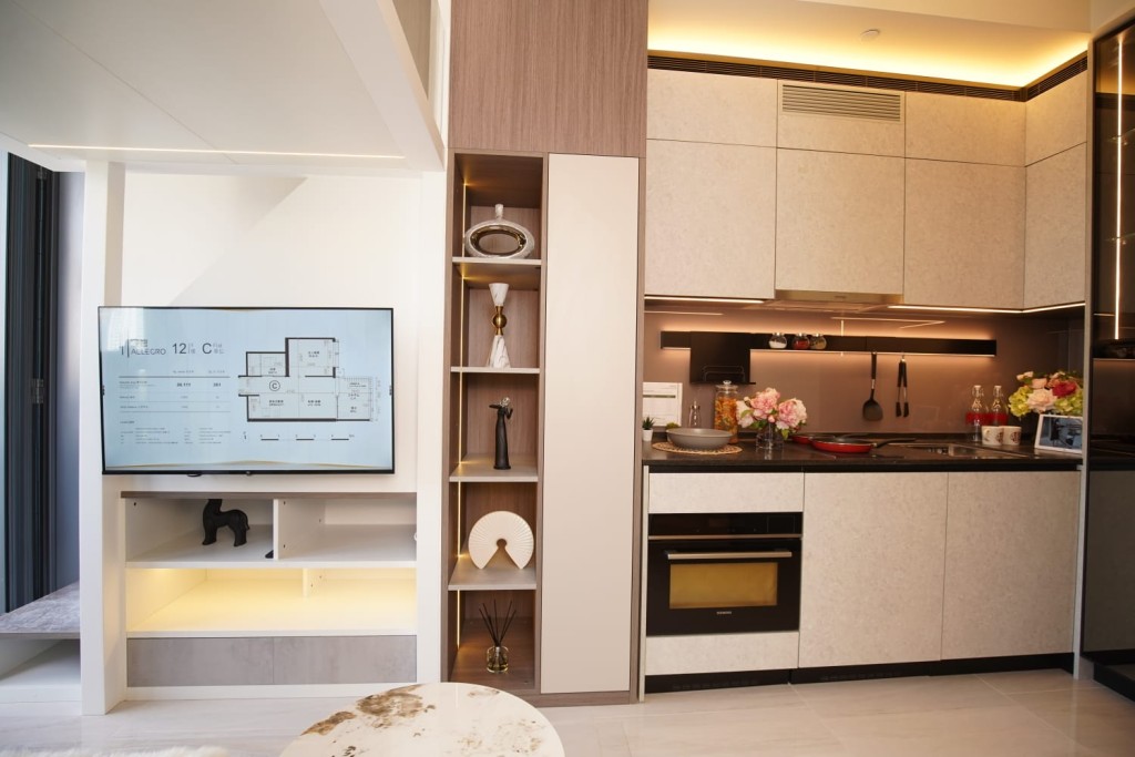 项目开放式厨房加设已获批专利的「Counterchopboard」 锌盘隐藏式砧板，一体化枱面空间，住户可定期更换，具备双重功能，美观坚固。