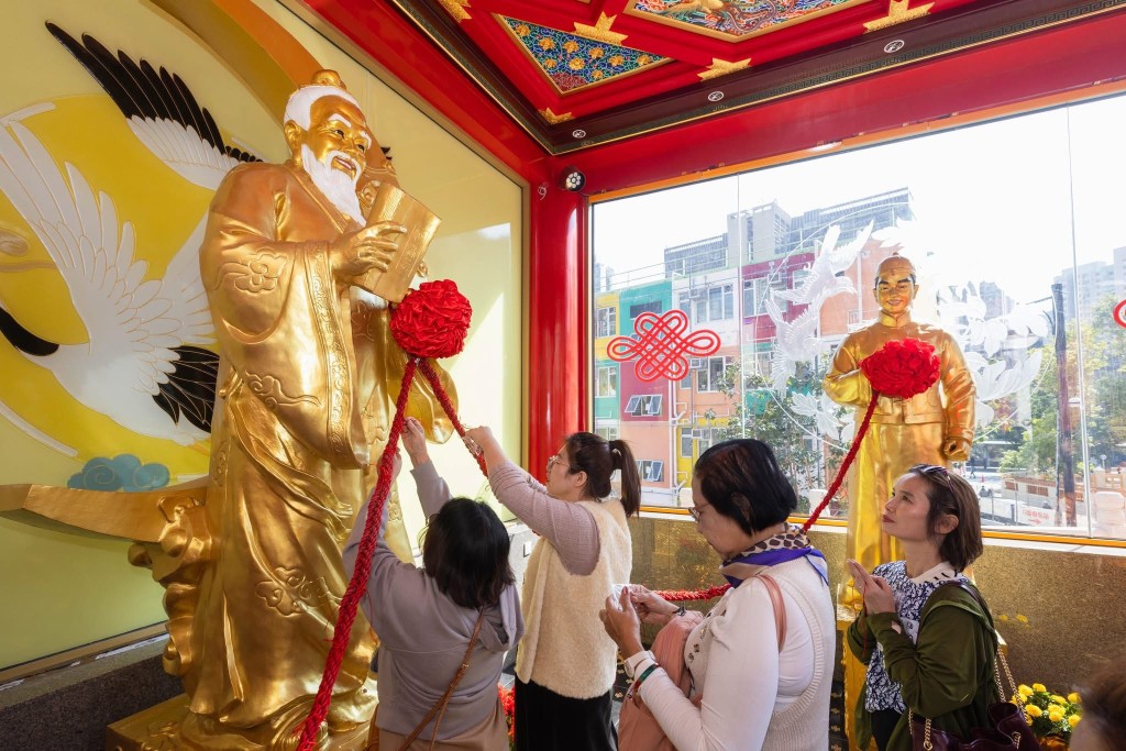 將紅線繫在金童／玉女像與月老像之間的紅繩叢中示意圖