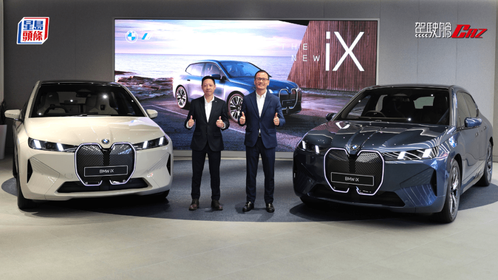 寶馬BMW今天(7月23日)在香港發表新改良版iX xDrive45豪華SUV電動車,一換一車價HK$755,500起。(左起)寶馬香港及澳門代理董事總經理Ray Leung及寶馬香港股份有限公司執行董事陳祖安,一同出席發布會。