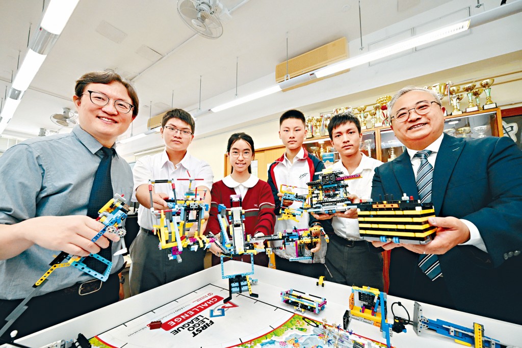 朱國輝（右一）期望能營造「讓同學覺得自己了不起」的學習氛圍。