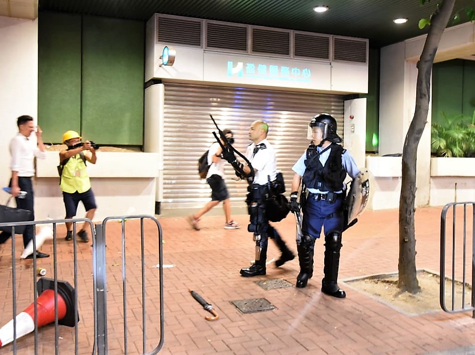 警員一度舉槍。