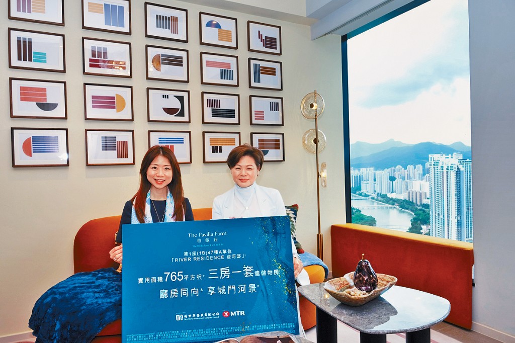 新世界何家欣（左）表示，集團今年已售逾1300伙，連車位套逾200億。旁為鄭靜如。
