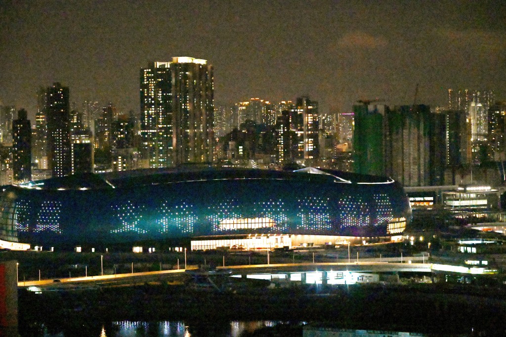 啟德主場館顯示為港隊運隊員打氣字句。