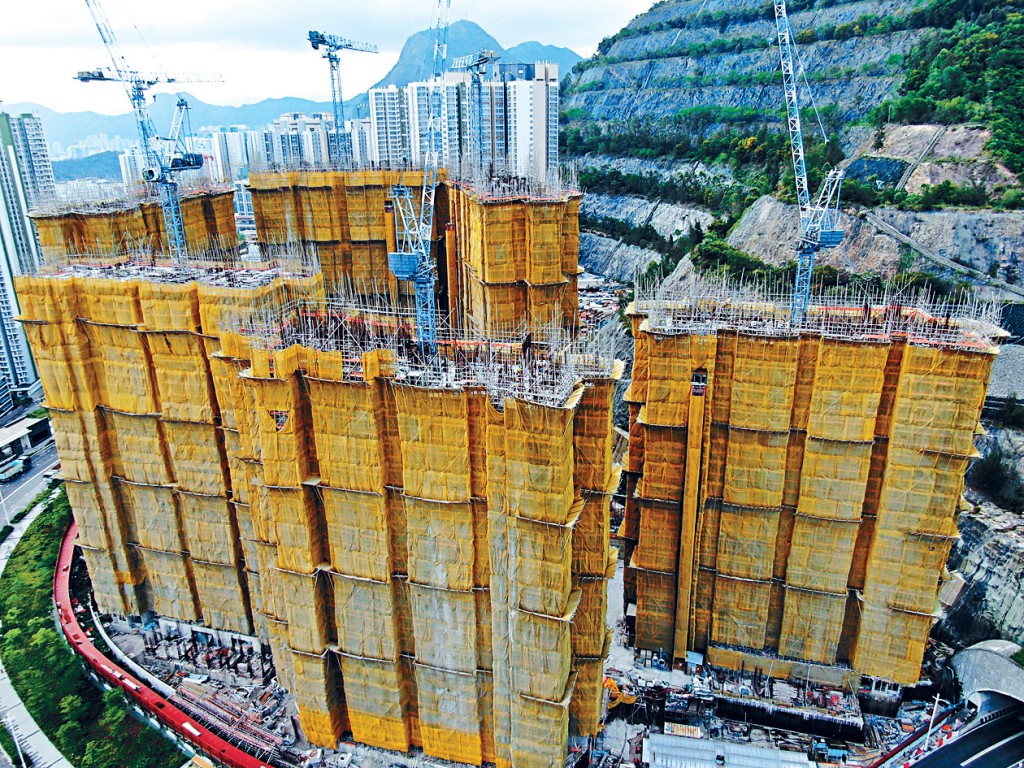 長實位於觀塘安達臣道的「港人首置上車盤」地盤，6幢大樓均發現部分鋼筋配置嚴重偏離批准圖則的情況。