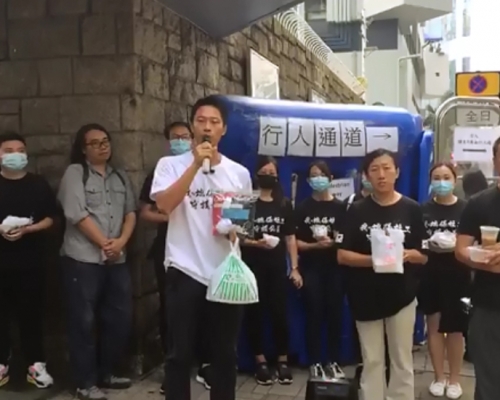 今早7時許，多名社工到北角警署門外，準備將一份早餐及外套送給許麗明。 社總FB影片截圖