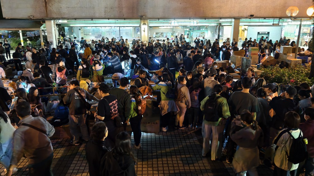 多名熱心市民帶同大量物資到廣福商場平台派發。