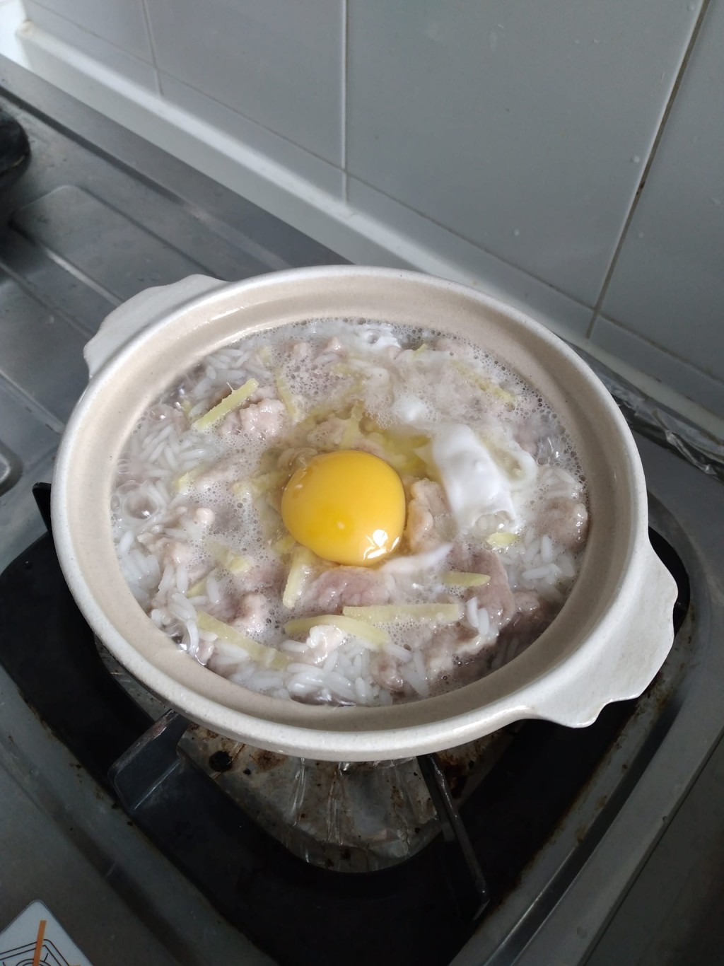 米酒 豬肉片 窩蛋 煲仔飯（圖片來源：Facebook@香港茶餐廳及美食關注組）
