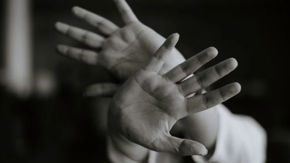 涉性侵女兒348次，台一名捷運警察開庭前夕陳屍家中。 iStock