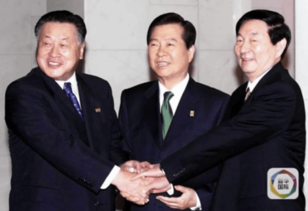 高市早苗就中國國務院原總理朱鎔基逝世向中方表達哀悼。圖為2000年11月朱鎔基在新加坡舉行的中日韓領導人早餐會上，與日本首相森喜朗（左）、南韓總統金大中（中）合照。新華社圖片