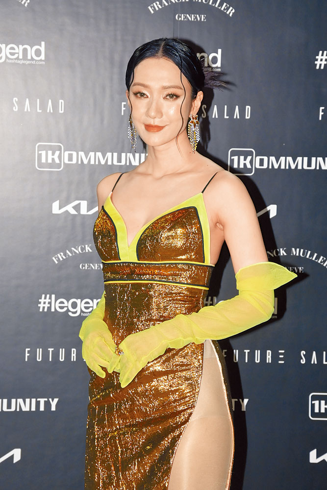 君馨以新歌歌衫現身，低胸兼高叉好性感。