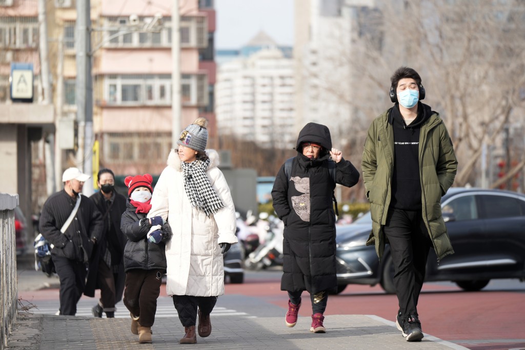 天氣嚴寒，北京市民以「全副武裝」出行。（中新社）