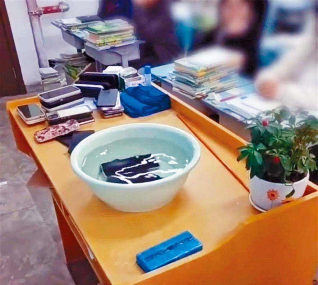 學生手機被浸泡水中。