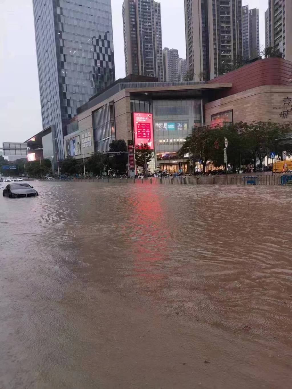 龙华「壹方城」及「壹方天地」商场外围马路水浸。