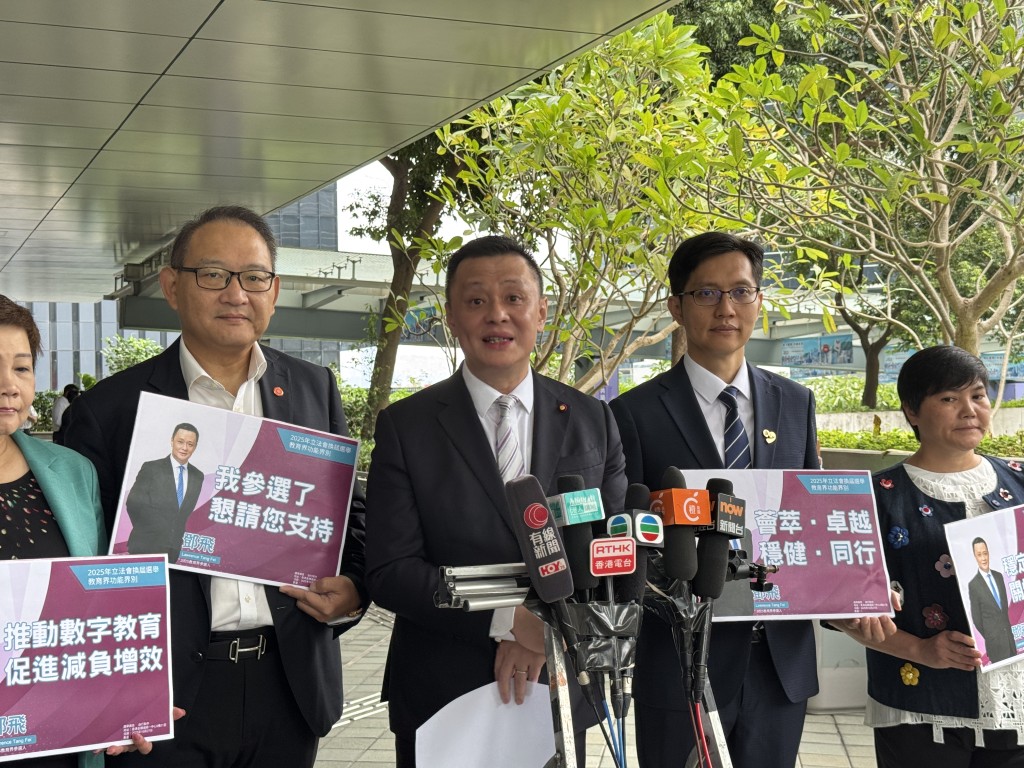 鄧飛表示已在5個界別分別取得至少3張提名票,但預計教聯會亦將會派人參選。 鄧飛表示已在5個界別分別取得至少3張提名票,但預計教聯會亦將會派人參選。