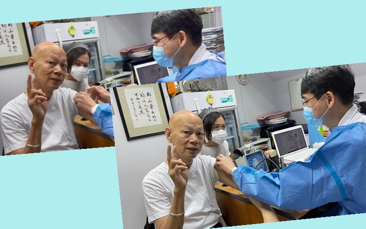 阿姐怕打針,睇住家英哥被拮針眉頭跟住皺,但家英哥就好輕鬆舉V。
