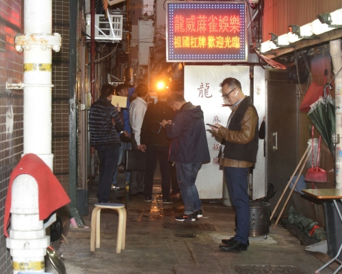 警員在現場調查多個小時。