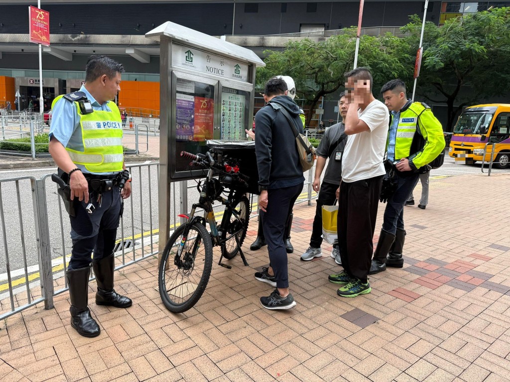 警方拘捕5名本地男子 ＝。警方提供