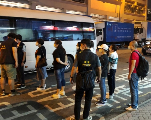 警方昨晚搗破紅磡一個懷疑非法賭檔,拘捕12名男女。警方圖片