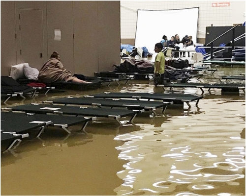 德州当地许多严重水浸地区的积水仍未退却。AP