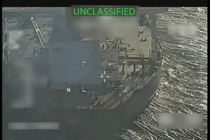 美司法部長邦迪在X平台公布美國部隊在委內瑞拉外海扣押一艘委國油輪的畫面截圖。X@AGPamBondi 美司法部長邦迪在X平台公布美國部隊在委內瑞拉外海扣押一艘委國油輪的畫面截圖。X@AGPamBondi