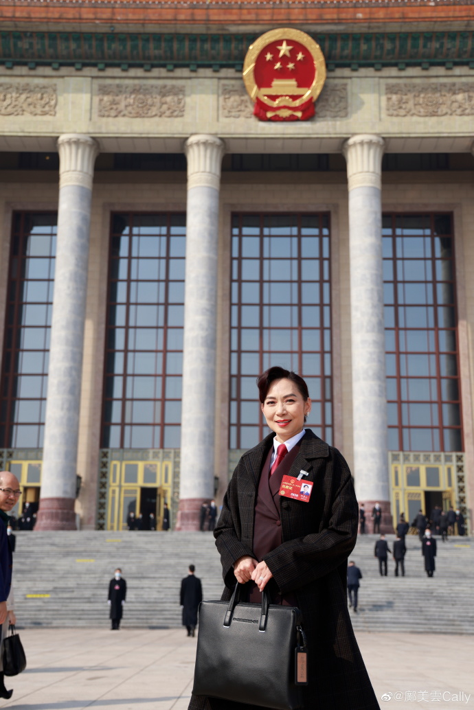 鄺美雲到北京出席第十四屆全國人民代表大會第一次會議。微博