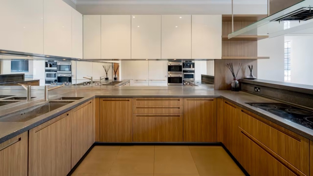 豪宅廚房面積闊落。