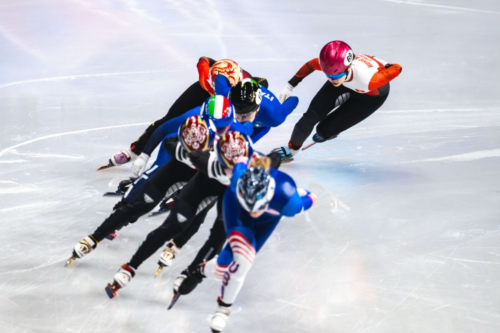 林靜欣（後)在決賽中。相片由港協暨奧委會提供