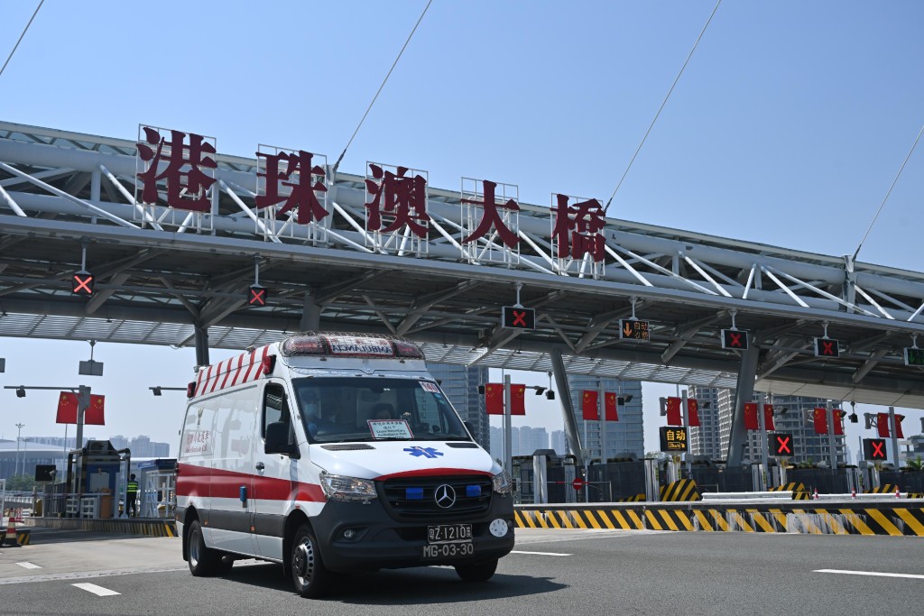 參與演練的澳門跨境救護車經港珠澳大橋前往瑪嘉烈醫院。政府新聞處