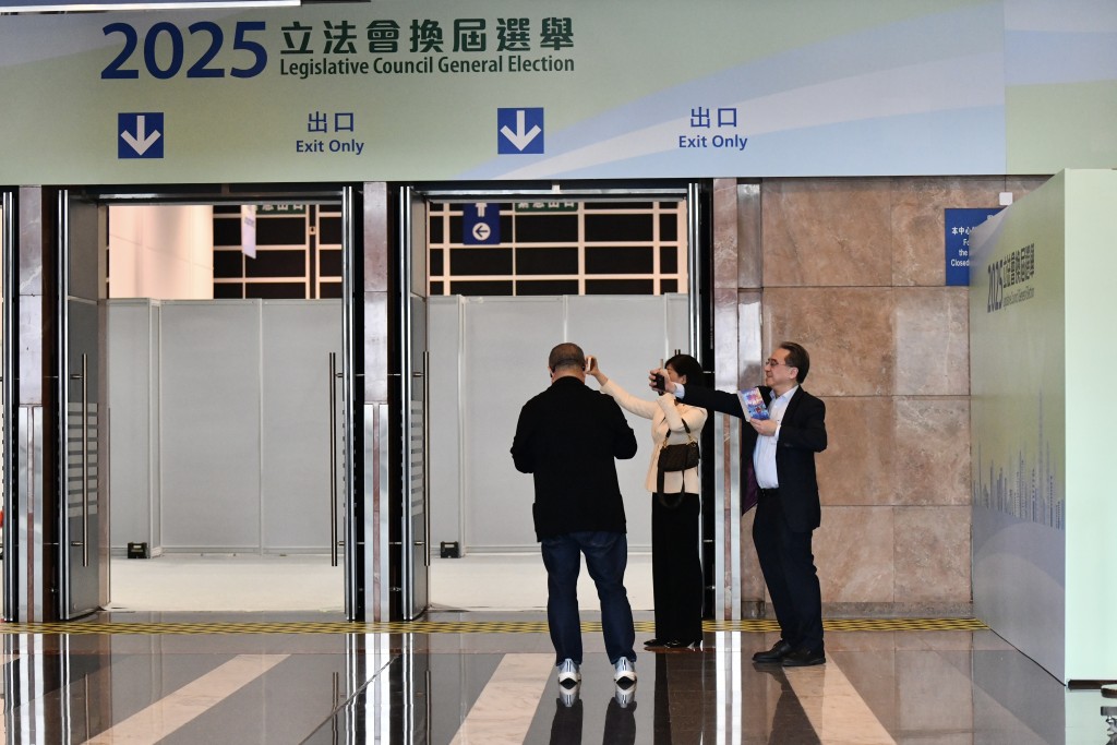 香港會議展覽中心選舉委員會界別投票站。 香港會議展覽中心選舉委員會界別投票站。